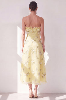 Gelbes A-Linien trägerloses Chiffon-Dress, mit Rüschen und Midi-Blumen