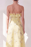 Laden Sie das Bild in den Galerie-Viewer, Gelbes A-Linien trägerloses Chiffon-Dress, mit Rüschen und Midi-Blumen