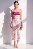 Laden Sie das Bild in den Galerie-Viewer, Rosa satinfarbenes, trägerloses, geblümtes Midikleid mit Scheide und Schlitz