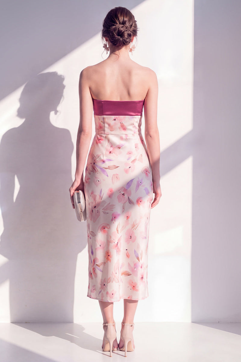 Laden Sie das Bild in den Galerie-Viewer, Rosa satinfarbenes, trägerloses, geblümtes Midikleid mit Scheide und Schlitz