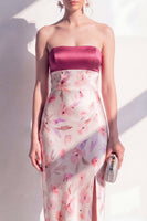 Laden Sie das Bild in den Galerie-Viewer, Rosa satinfarbenes, trägerloses, geblümtes Midikleid mit Scheide und Schlitz
