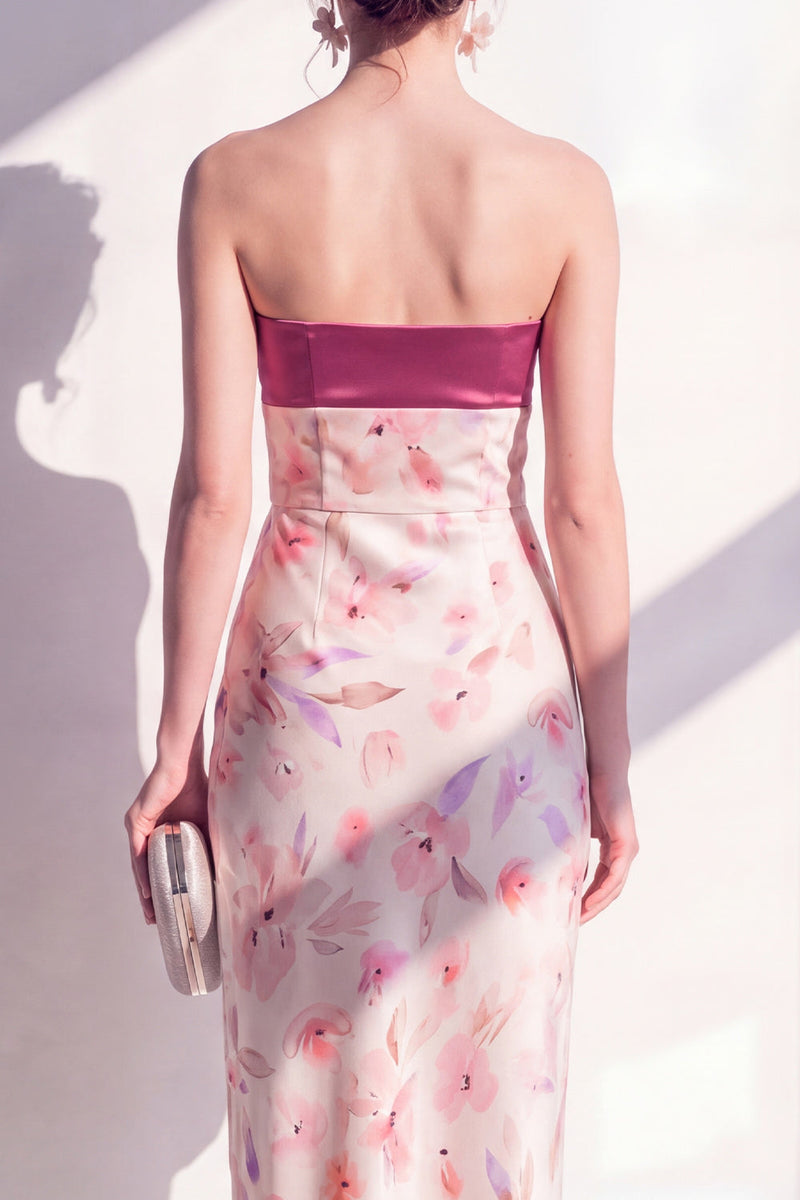 Laden Sie das Bild in den Galerie-Viewer, Rosa satinfarbenes, trägerloses, geblümtes Midikleid mit Scheide und Schlitz