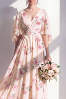 Laden Sie das Bild in den Galerie-Viewer, A-Linien-Aprikosen-Floral-Chiffon V-Ausschnitt, gerafftes Langbrautjungfernkleid mit flatternden Ärmeln