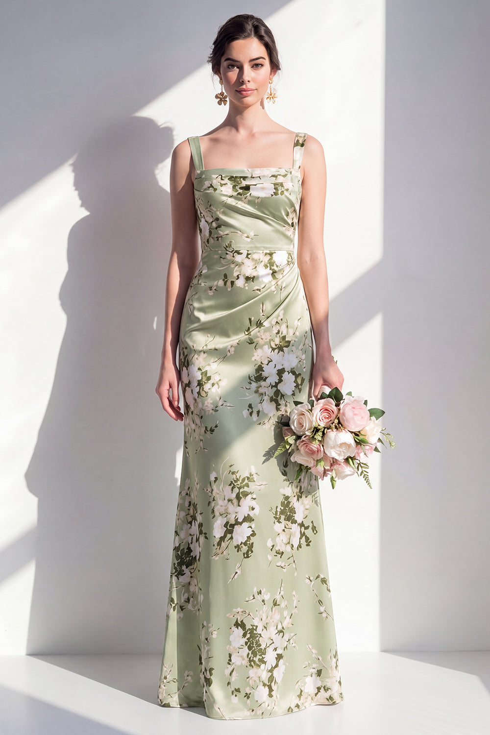 Salbeigrünes Meerjungfrauen-Satin-Floral-Quadrathals mit gerafftem langen Brautjungfernkleid