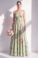 Laden Sie das Bild in den Galerie-Viewer, A-Linie Salbeigrünes Satin-V-Ausschnitt geblümtes langes Brautjungfernkleid mit Schlitz