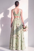 Laden Sie das Bild in den Galerie-Viewer, A-Linie Salbeigrünes Satin-V-Ausschnitt geblümtes langes Brautjungfernkleid mit Schlitz