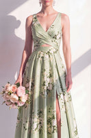Laden Sie das Bild in den Galerie-Viewer, A-Linie Salbeigrünes Satin-V-Ausschnitt geblümtes langes Brautjungfernkleid mit Schlitz