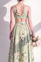 Laden Sie das Bild in den Galerie-Viewer, A-Linie Salbeigrünes Satin-V-Ausschnitt geblümtes langes Brautjungfernkleid mit Schlitz