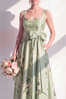 Laden Sie das Bild in den Galerie-Viewer, Satin A-Linie Salbeigrün Quadrathals Blumen-Langbrautjungfernkleid mit Gürtel