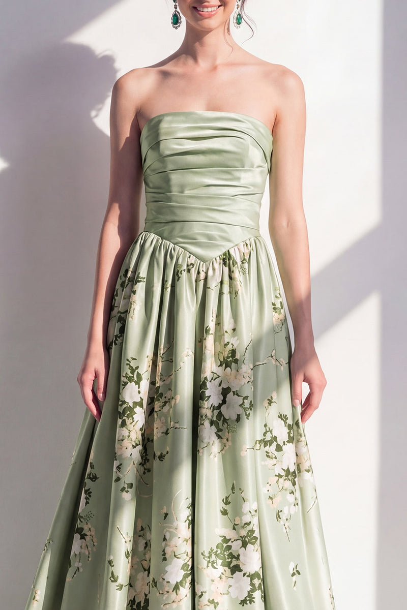 Laden Sie das Bild in den Galerie-Viewer, A-Line Satin Salbeigrün geblümtes trägerloses, gerafftes langes Brautjungferkleid
