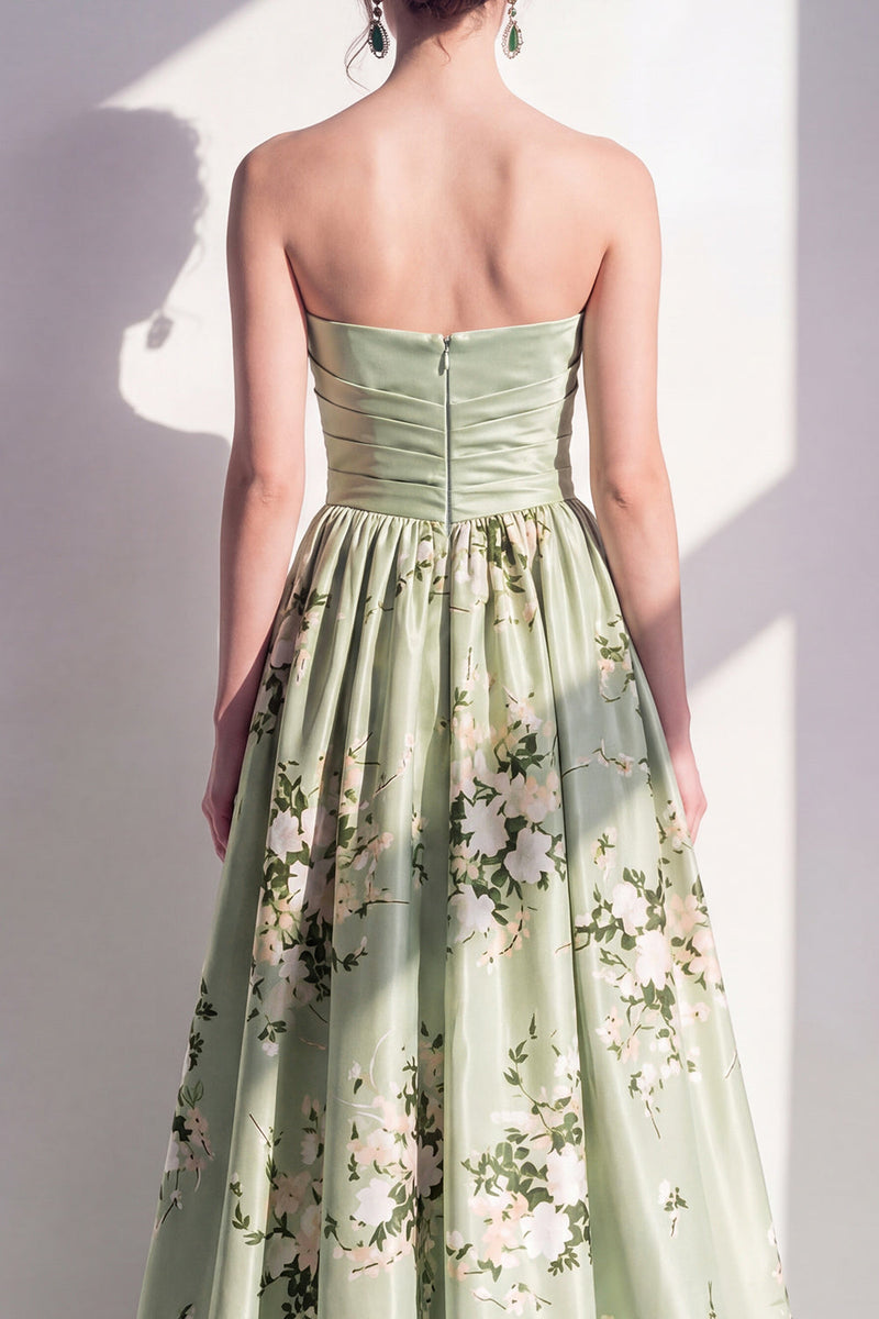 Laden Sie das Bild in den Galerie-Viewer, A-Line Satin Salbeigrün geblümtes trägerloses, gerafftes langes Brautjungferkleid