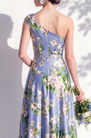 Laden Sie das Bild in den Galerie-Viewer, Einschulterblaues Blumenmuster A-Linie Brautjungfernkleid mit Schlitz