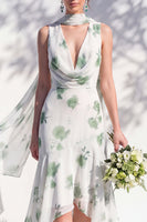 Laden Sie das Bild in den Galerie-Viewer, Grünes Blumen-Meerjungfrauen-V-Ausschnitt-Brautjungfernkleid mit Schal