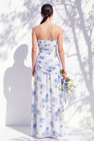 Laden Sie das Bild in den Galerie-Viewer, Trägerloses blaues Blumen-A-Linie Brautjungfernkleid mit Schlitz