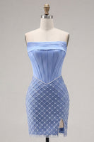 Laden Sie das Bild in den Galerie-Viewer, Satin-trägerloses blaues Korsett-Bodycon-Homecoming-Kleid mit Perlenmuster und Schlitz