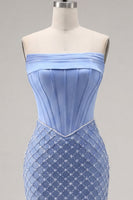 Laden Sie das Bild in den Galerie-Viewer, Satin-trägerloses blaues Korsett-Bodycon-Homecoming-Kleid mit Perlenmuster und Schlitz