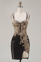 Laden Sie das Bild in den Galerie-Viewer, Schwarzer Satin-Bodycon mit gerafften Pailletten Homecoming-Kleid mit Schlitz