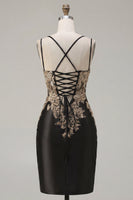 Laden Sie das Bild in den Galerie-Viewer, Schwarzer Satin-Bodycon mit gerafften Pailletten Homecoming-Kleid mit Schlitz