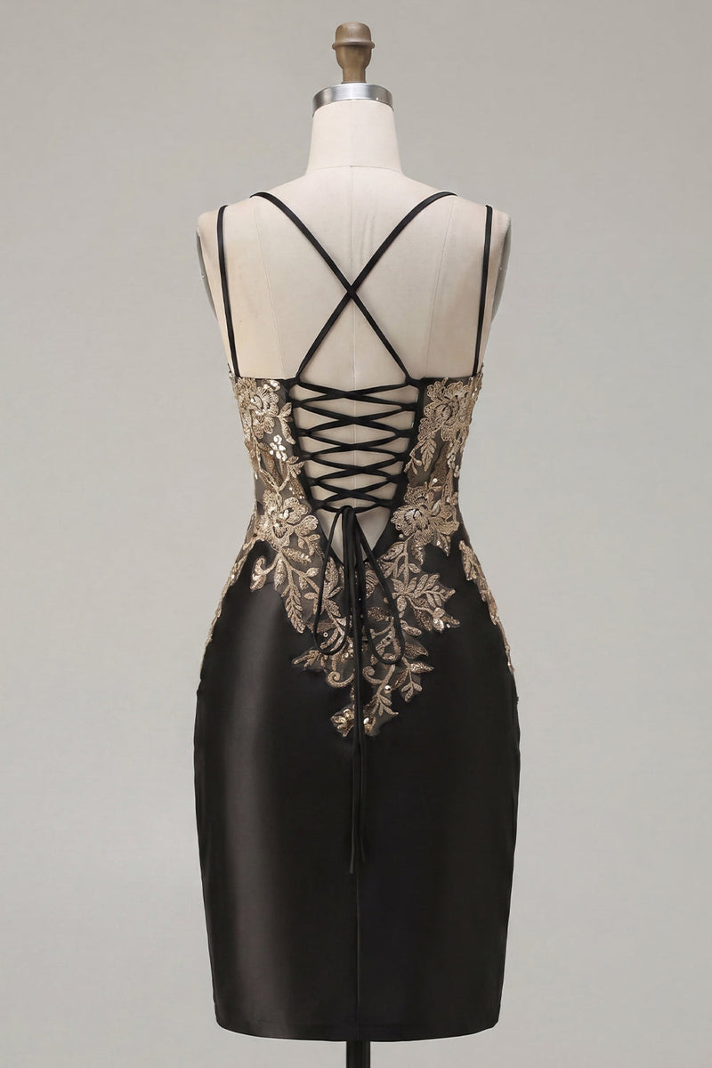 Laden Sie das Bild in den Galerie-Viewer, Schwarzer Satin-Bodycon mit gerafften Pailletten Homecoming-Kleid mit Schlitz