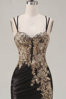 Laden Sie das Bild in den Galerie-Viewer, Schwarzer Satin-Bodycon mit gerafften Pailletten Homecoming-Kleid mit Schlitz