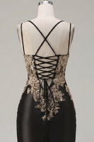 Laden Sie das Bild in den Galerie-Viewer, Schwarzer Satin-Bodycon mit gerafften Pailletten Homecoming-Kleid mit Schlitz