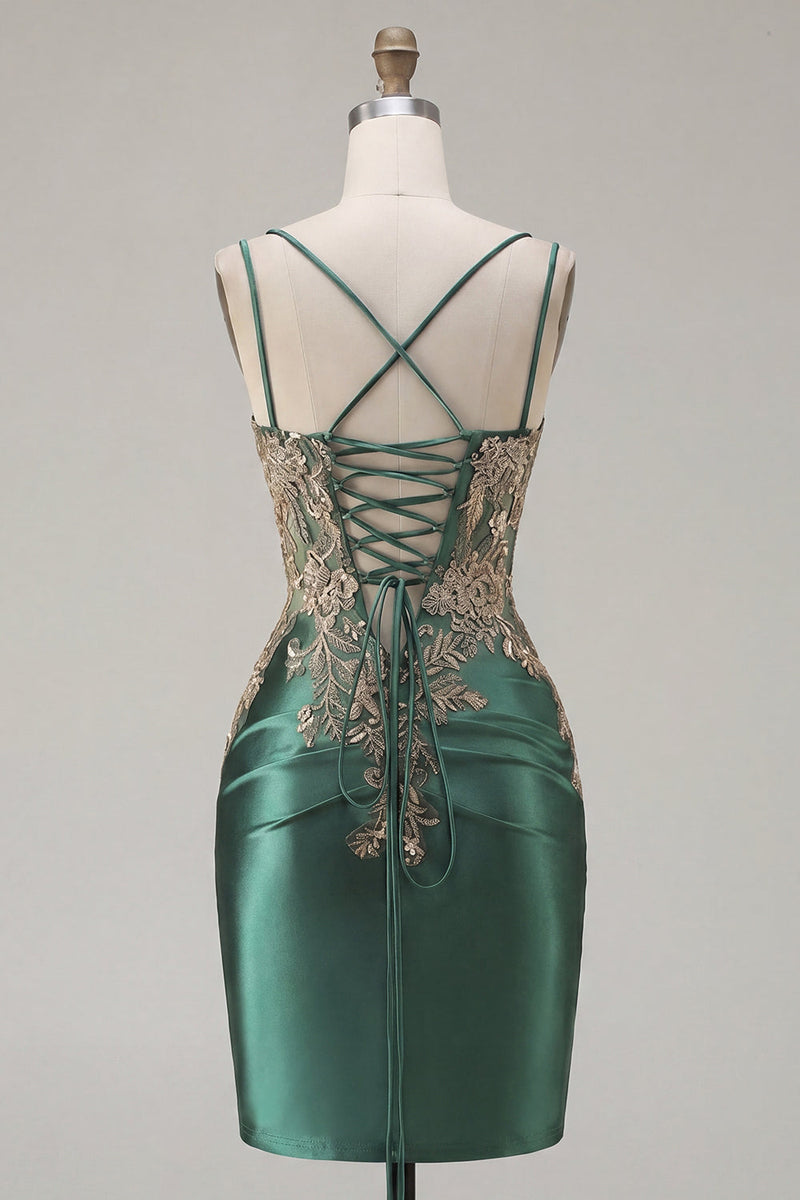 Laden Sie das Bild in den Galerie-Viewer, Schwarzer Satin-Bodycon mit gerafften Pailletten Homecoming-Kleid mit Schlitz