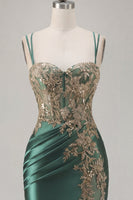 Laden Sie das Bild in den Galerie-Viewer, Schwarzer Satin-Bodycon mit gerafften Pailletten Homecoming-Kleid mit Schlitz