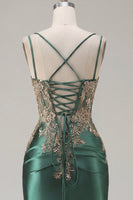 Laden Sie das Bild in den Galerie-Viewer, Schwarzer Satin-Bodycon mit gerafften Pailletten Homecoming-Kleid mit Schlitz