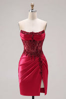 Laden Sie das Bild in den Galerie-Viewer, Trägerloses Satin-Burgund, gerafftes, transparentes Korsett mit Perlen-Homecoming-Kleid mit Schlitz
