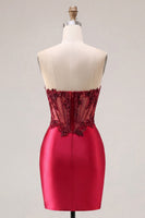 Laden Sie das Bild in den Galerie-Viewer, Trägerloses Satin-Burgund, gerafftes, transparentes Korsett mit Perlen-Homecoming-Kleid mit Schlitz