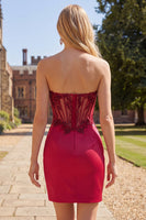 Laden Sie das Bild in den Galerie-Viewer, Trägerloses Satin-Burgund, gerafftes, transparentes Korsett mit Perlen-Homecoming-Kleid mit Schlitz