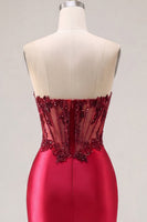 Laden Sie das Bild in den Galerie-Viewer, Trägerloses Satin-Burgund, gerafftes, transparentes Korsett mit Perlen-Homecoming-Kleid mit Schlitz