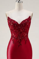 Laden Sie das Bild in den Galerie-Viewer, Rotes Satin-Sweetheart-Schnitt mit transparentem Korsett Homecoming-Kleid
