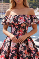 Laden Sie das Bild in den Galerie-Viewer, Schwarze rosa Blume – ein schulterloses kurzes Homecoming-Kleid