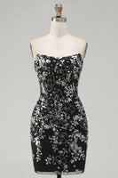 Laden Sie das Bild in den Galerie-Viewer, Glitzerndes schwarzes, gerafftes, blumiges, enges kurzes, trägerloses Homecoming-Kleid mit Pailletten