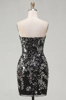 Laden Sie das Bild in den Galerie-Viewer, Glitzerndes schwarzes, gerafftes, blumiges, enges kurzes, trägerloses Homecoming-Kleid mit Pailletten