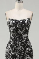 Laden Sie das Bild in den Galerie-Viewer, Glitzerndes schwarzes, gerafftes, blumiges, enges kurzes, trägerloses Homecoming-Kleid mit Pailletten
