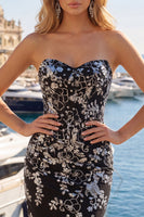Laden Sie das Bild in den Galerie-Viewer, Glitzerndes schwarzes, gerafftes, blumiges, enges kurzes, trägerloses Homecoming-Kleid mit Pailletten
