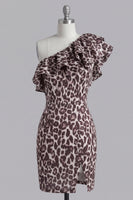 Laden Sie das Bild in den Galerie-Viewer, Kaffee Einschulterrüschen Leopardenmuster enges, kurzes Homecoming-Kleid mit Schlitz