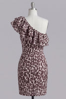 Laden Sie das Bild in den Galerie-Viewer, Kaffee Einschulterrüschen Leopardenmuster enges, kurzes Homecoming-Kleid mit Schlitz