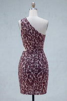 Laden Sie das Bild in den Galerie-Viewer, Kaffeeleopardenmuster, eine Schulter ausgeschnitten, gerafftes, enges kurzes Homecoming-Kleid