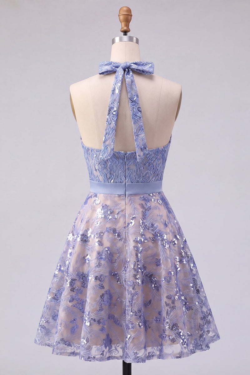Laden Sie das Bild in den Galerie-Viewer, Glitzerndes graublaues Neckholder, das mit Perlen besetzt ist, kurzes Homecoming-Kleid mit Schleife