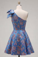 Laden Sie das Bild in den Galerie-Viewer, Blaues Einschulteriges Jacquard A-Linie Blumen Kurzes Abendkleid mit Schleife