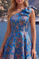Laden Sie das Bild in den Galerie-Viewer, Blaues Einschulteriges Jacquard A-Linie Blumen Kurzes Abendkleid mit Schleife