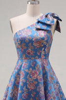 Laden Sie das Bild in den Galerie-Viewer, Blaues Einschulteriges Jacquard A-Linie Blumen Kurzes Abendkleid mit Schleife