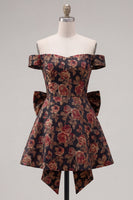 Laden Sie das Bild in den Galerie-Viewer, Off-the-shoulder Schwarzes Jacquard A-Linie Blumen Kurzes Abendkleid mit Schleife
