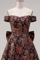 Laden Sie das Bild in den Galerie-Viewer, Off-the-shoulder Schwarzes Jacquard A-Linie Blumen Kurzes Abendkleid mit Schleife