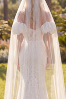 Laden Sie das Bild in den Galerie-Viewer, Weißes Meerjungfrauen-Floral-Spitzen-Sweep-Zug Boho-Hochzeitskleid mit Schleiern
