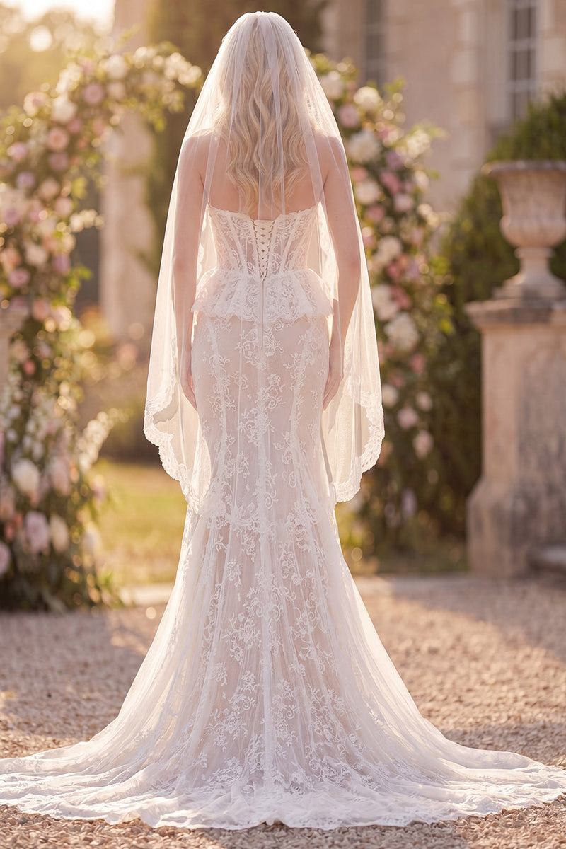 Laden Sie das Bild in den Galerie-Viewer, Weißes florales Spitzen-Meerjungfrauen-Korsett, Schlaff-Korsett Boho-Hochzeitskleid mit Schleiern