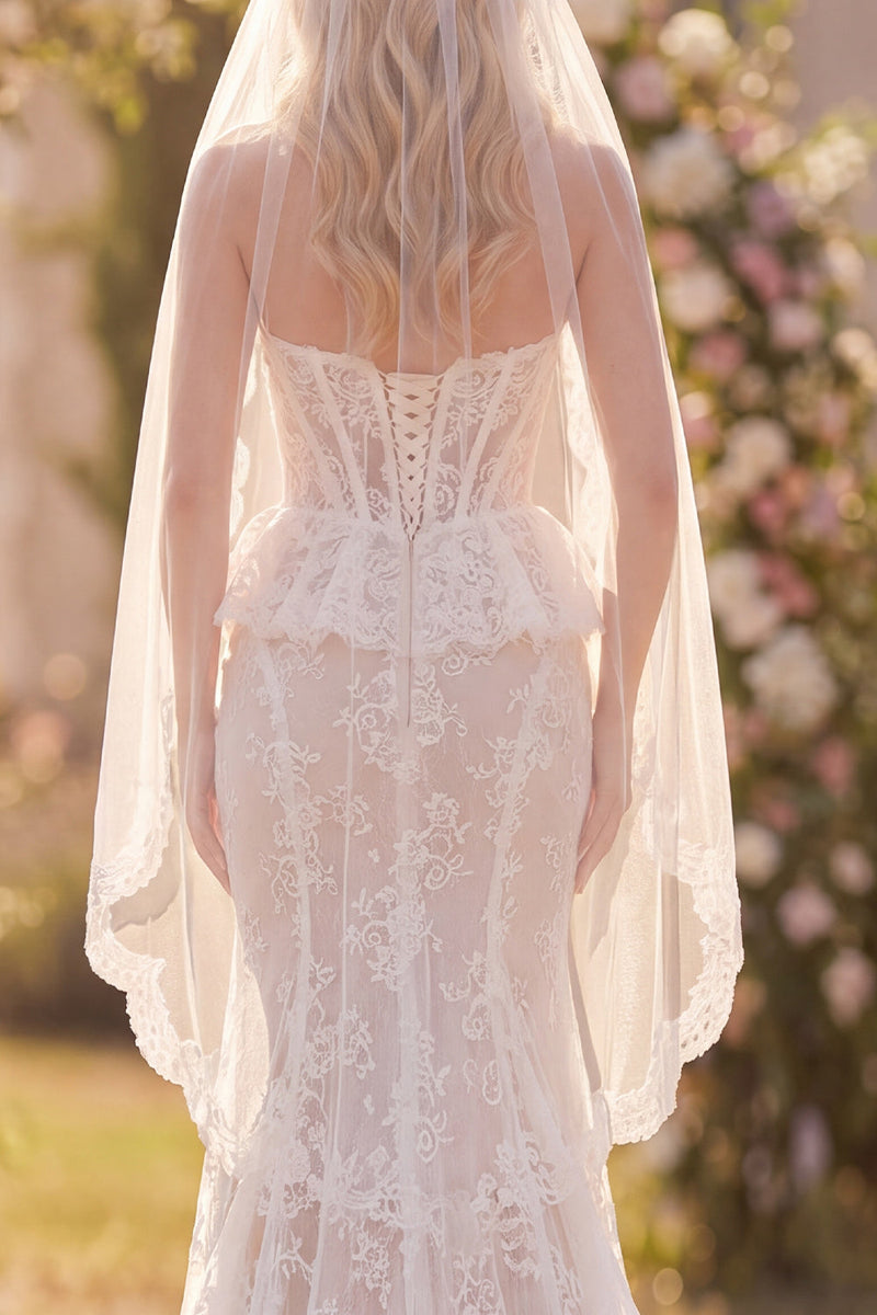 Laden Sie das Bild in den Galerie-Viewer, Weißes florales Spitzen-Meerjungfrauen-Korsett, Schlaff-Korsett Boho-Hochzeitskleid mit Schleiern